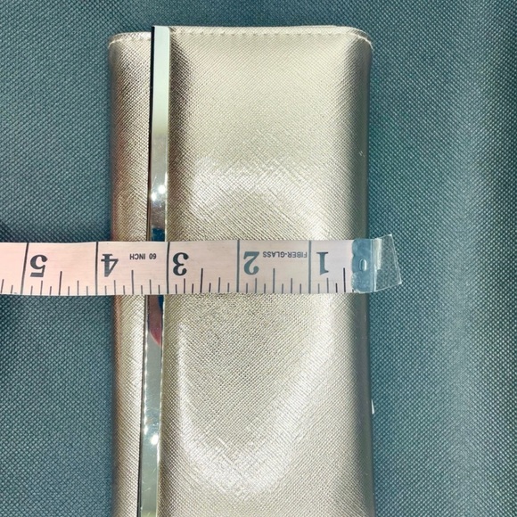 Rose Gold Metallic Women’s Wallet. 2 Interior Pockets. Clasp Closure.. - Picture 11 of 14